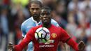 Gelandang Manchester United, Paul Pogba, berusaha melewati hadangan bek sayap Stoke, Glen Johnson. Bertindak sebagai tuan rumah Setan Merah lebih menguasai jalannya laga dengan penguasaan bola 63 persen. (Reuters/Carl Recine)