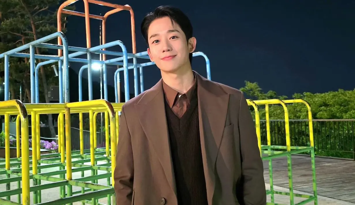 Jung Hae In di sini juga tampil ganteng dengan outfit berwarna kecokelatan. Ia memadukan kemeja cokelat dengan vest cokelat tua, setelan oversized jas dan celana panjangnya yang juga berwarna cokelat senada. [Foto: Instagram/holyhaein]