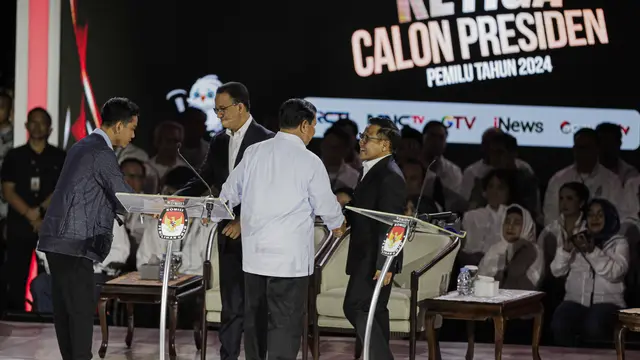 Ketiga pasangan capres-capres yaitu Anies Baswedan-Muhaimin Iskandar, Prabowo Subianto-Gibran Rakabuming Raka, dan Ganjar Pranowo-Mahfud Md saat hendak memulai debat capres 2024.
