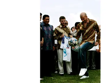  Zinedine Zidane, saat melakukan Jugling mengenakan Batik disaksikan Presiden RI ke-6 Susilo Bambang Yudhoyono di Jakarta, Indonesia, (06/07/2007). Zidane ke Indonesia guna mempromosikan sepak bola untuk anak-anak. (EPA/Jurnasyanto Sukarno)