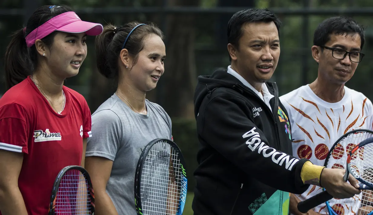 Menpora Imam Nahrawi berdiskusi dengan para atlet tenis Indonesia saat latihan di Hotel Sultan, Jakarta, Kamis (24/5/2018). Menpora datang memantau persiapan pelatnas tenis jelang Asian Games 2018. (Bola.com/Vitalis Yogi Trisna)