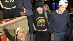 Putus cinta membawa Kristen Stewart dalam kondisi depresi. Bahkan saking depresinya, Kristen kini memilih menjalin kasih dengan seorang wanita.