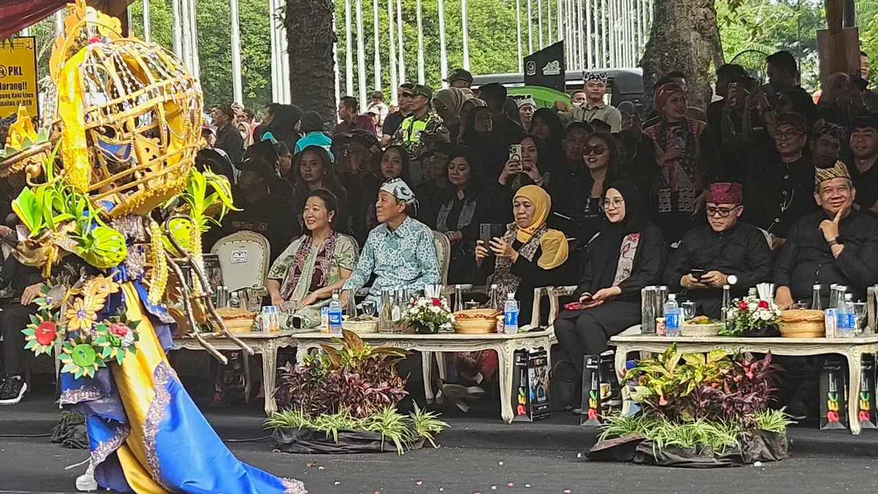 Simbul berduka atas tragedi tenggelamnya KMP Tunu Pratama Jaya tamu undangan BEC 2025 gunakan baju hitam (Istimewa)
