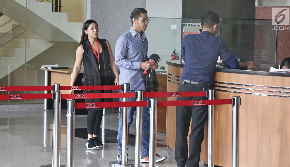 Putra dan putri Setya Novanta, Dwina Michaella dan Rheza Herwindo seusai menjalani pemeriksaan di gedung KPK, Jakarta, Rabu (28/3). Dwina dan Rheza diperiksa sebagai saksi untuk sebagai untuk dua tersangka kasus e-KTP. (Liputan6com/Herman Zakharia)