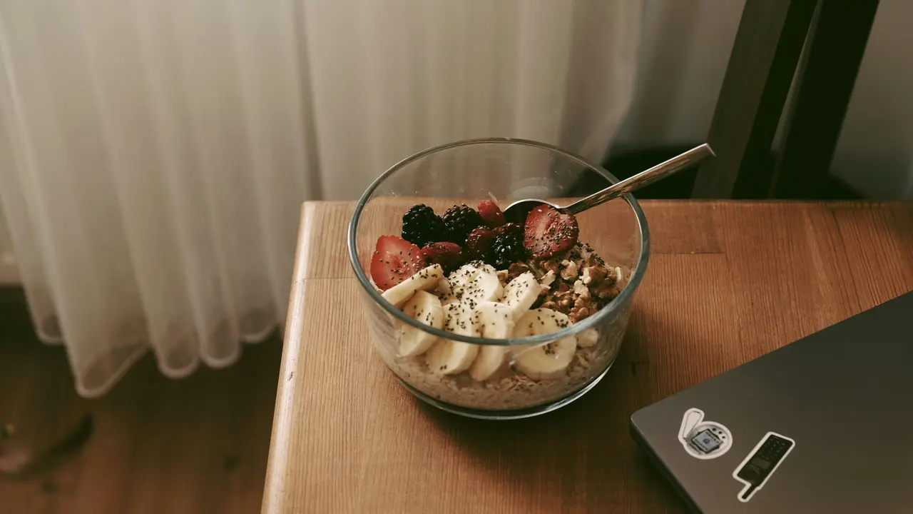 Ini Cara Mudah Membuat Overnight Oats Tinggi Protein untuk Sarapan Pagi