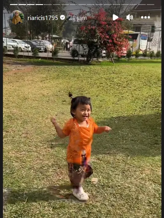 "Masya Allah Moana 😂... lucu banget sih, ada aja tingkahnya gabisa diem larilarian mulu 🤭 Pake kebaya makin gemes mba Moana," tulis @nurameni5756. "Masyaallah moana lucu banget pake kebaya , moana makin pinter," tulis @iismawati9688. "MasyaAllah anggun sekali mba Moana pakai kebaya, tapi tetep yaa Mon keaktifan tidak bisa terhalangi sama kebaya dan sarung," tulis @andiwiwialwi7722. [Instagram/Ricis Official]