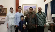 Wali Kota Solo Gibran Rakabuming Raka beserta istri Selvi Ananda dan kedua anaknya, Jan Ethes dan La Lembah Manah menyambangi kediaman Menhan Prabowo Subianto. (Dok: Tim Prabowo)