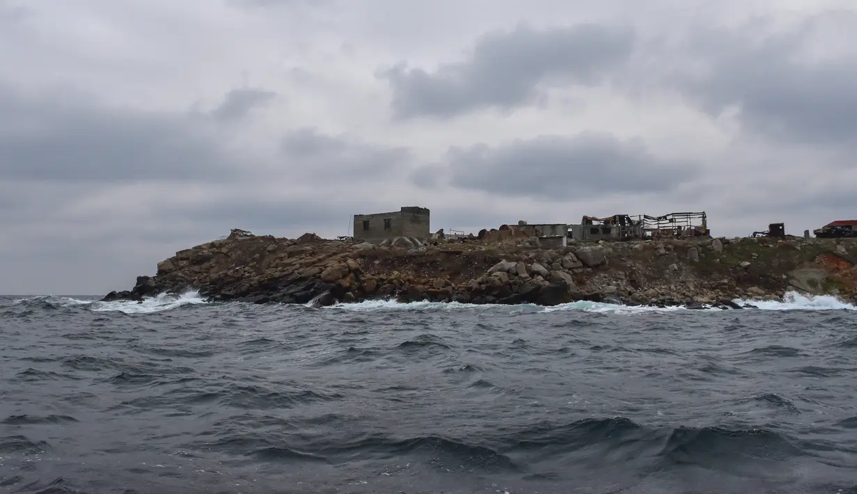 Pulau Ular terlihat di Laut Hitam, Ukraina, 18 Desember 2022. Pasukan Rusia menduduki pulau itu pada awal-awal invasinya ke Ukraina, namun akhirnya mundur beberapa bulan kemudian. (AP Photo/Michael Shtekel)