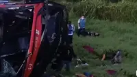 Bus Halmahera Terbalik Usai Hantam Truk Pengangkut Ayam di Tol JMKT, 4 Orang Tewas
