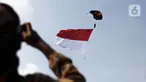 Atraksi terjun payung anggota Polairud saat perayaan HUT ke-69 Polairud di Mako Polairud, Pondok Cabe, Tangerang, Banten, Rabu (4/12/2019). HUT bertema 'SDM Unggul dengan Almatsus Modern, Korpolairud Baharkam Polri Siap Menjaga Stabilitas Keamanan Dalam Negeri'. (Liputan6.com/Faizal Fanani)