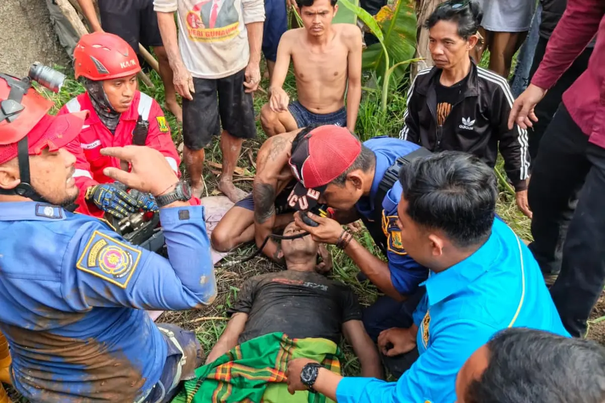 Tim gabungan mengevakuasi empat warga Sukabumi yang terjebak di sumur