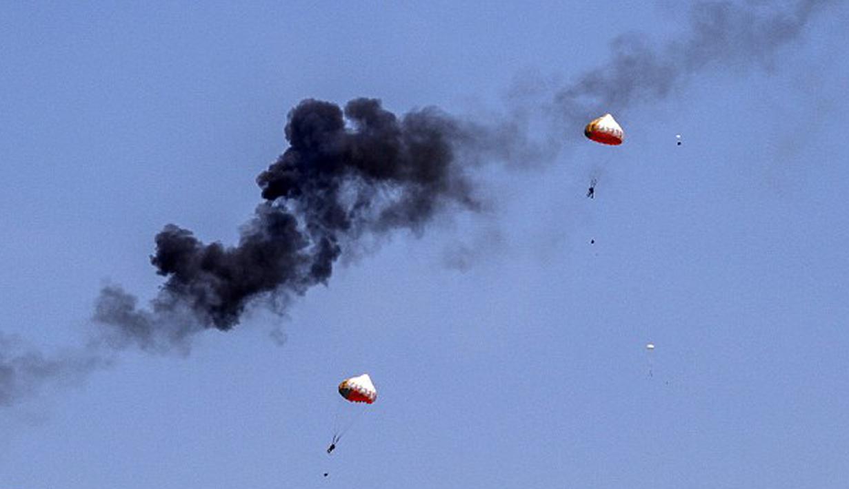 Dua pesawat Wong Bee KT-1B milik TNI AU bertabrakan hingga membuat ledakan dan terbakar lalu terjatuh ke tanah jelang pameran Dirgantara Langkawi, Malaysia, Minggu (14/3/2015). (Dailymail)