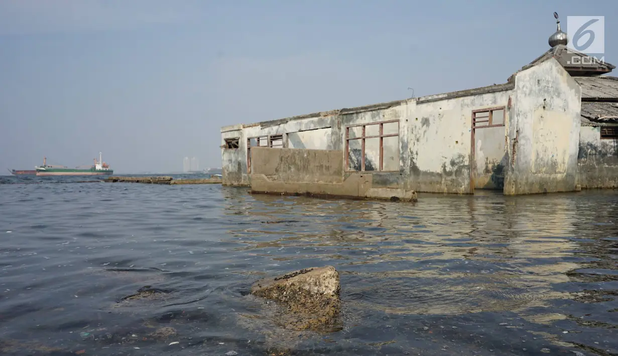 Kondisi sebuah bangunan yang berada di perbatasan laut dan daratan di kawasan Muara Baru, Jakarta Utara, Selasa (30/7/2019). Naiknya permukaan air laut selama bertahun-tahun menyebabkan kawasan tersebut terendam banjir hingga menyatu dengan lautan. (Liputan6.com/Immanuel Antonius)