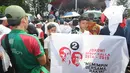 Seorang simpatisan terlihat membawa spanduk Jokowi-JK di lapangan Situ Buleud di Kabupaten Purwakarta, Jawa Barat, Selasa (17/6/14). (Liputan6.com/Herman Zakharia)