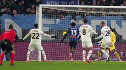 Pemain Atalanta, Ademola Lookman (kiri tertutup wasit) mencetak gol kemenangan timnya ke gawang AC Milan pada laga lanjutan Liga Italia 2024/2025 di ewiss Stadium, Bergamo, Italia, Sabtu (07/12/2024) dini hari WIB. (AP Photo via Spada/LaPresse)