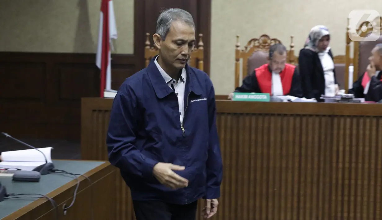 Terdakwa dugaan suap proyek pengadaan di lingkungan PT Krakatau Steel, Wisnu Kuncoro usai menjalani sidang pembacaan tuntutan di Pengadilan Tipikor, Jakarta, Rabu (16/10/2019). Wisnu Kuncoro dituntut 2 tahun penjara denda Rp 100 juta subsider 3 bulan kurungan. (Liputan6.com/Helmi Fithriansyah)