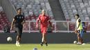 Pelatih Arema FC, Milomir Seslija, memperhatikan timnya saat menggelar sesi latihan di Stadion GBK, Jakarta, Jumat (2/8). Jelang hadapi Persija, skuat Arema jajal Stadion GBK. (Bola.com/YoppyRenato)
