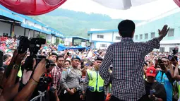 Dalam orasinya, capres nomor urut dua itu mengklaim dirinya berada di pihak buruh, Sukabumi, Rabu (2/7/14). Liputan6.com/Andrian M Tunay)