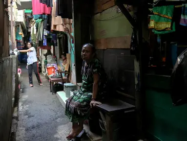 Warga saat berada di sekitar kediamannya, kawasan permukiman padat penduduk, Tambora, Jakarta, Kamis (22/5/2025). (Liputan6.com/Herman Zakharia)