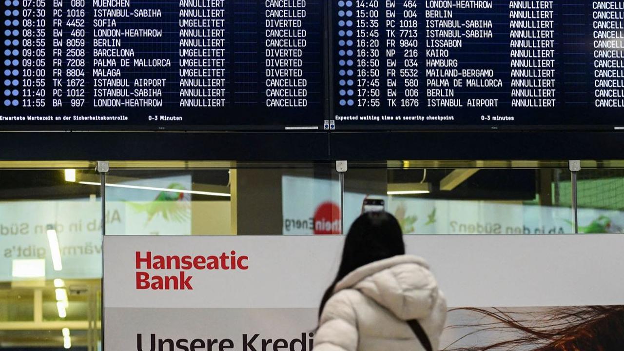Bandara-bandara di Jerman lumpuh dan hampir seluruh penerbangan dibatalkan pada Kamis (1/2/2024). Kondisi ini terjadi setelah serikat pekerja Verdi menyerukan staf keamanan di bandara seluruh Jerman untuk melakukan mogok kerja.&nbsp;Foto: REUTERS/Jana Rod