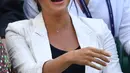 Meghan Markle menyaksikan sahabatnya yang juga petenis AS Serena Williams melawan Kaja Juvan dari Slovakia pada babak kedua Wimbledon di All England Lawn Tennis Club, London, Kamis (4/7/2019). Istri Pangeran Harry itu menjadi saksi Serena mengalahkan Kaja Juvan 2-6, 6-2, 6-4. (AP Photo)