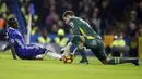 N'Golo Kante (kiri) gagal mencetak gol ke gawang Hull City saat dihadag kiper Dusan Kuciak pada lanjutan Premier League di Stamford Bridge stadium, London, (22/1/2017). Chelsea menang 2-0.  (AP/Frank Augstein)