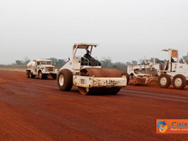 Citizen6, Kongo: Kompi Zeni TNI mengerahkan 10 personel dan alat-alat berat berupa satu unit Vibro Roller, Grader, Dump Truck Tangki Air, Dump Truk Angkut Tanah dan satu unit Beco Loader. (Pengirim: Badarudin Bakri)