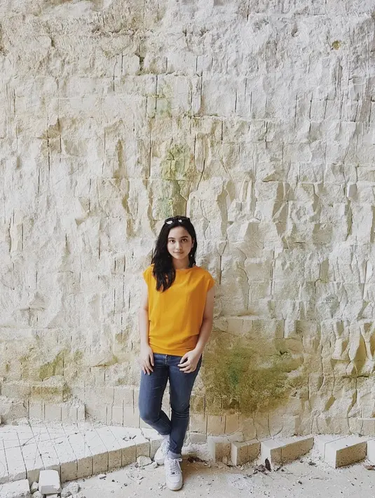 “Yang paling saya sadari adalah saya bisa sampai di tahap ini karena adanya mereka yang selalu percaya, baik yang ada di foto ini maupun yang tidak. Terima kasih banyak, teman-teman,” ungkap Amanda. (Instagram/auroramanda)