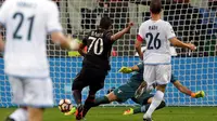 Kiper Lazio, Thomas Strakosha gagal menghalau tendangan Penyerang AC Milan, Carlos Bacca pada lanjutan liga Italia di stadion San Siro, Milan, Italia, (21/9). AC Milan menang atas Lazio dengan skor 2-0. (REUTERS/Max Rossi)