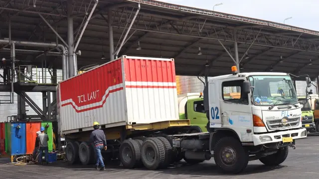 Holding Perkebunan Nusantara PTPN III (Persero) mengirim pasokan 300 ribu liter minyak goreng dan 800 ton gula ke Indonesia timur. (Dok PTPN III)