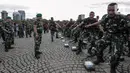 Kepala Staf Angkatan Darat (KSAD) Jenderal TNI Dudung Abdurachman (tengah) menyapa pasukan saat memimpin Apel Gelar Kesiapsiagaan TNI Angkatan Darat di Lapangan Monumen Nasional (Monas), Jakarta Pusat, Rabu (26/10/2022). KSAD menekankan TNI AD di antaranya semakin menunjukkan peran, fungsi, dan tugasnya untuk membantu masyarakat dan melakukan kegiatan-kegiatan yang optimal dan maksimal dalam membantu menyukseskan program-program pemerintah. (Liputan6.com/Johan Tallo)