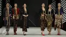 Sejumlah model mengenakan busana rancangan Era Soekamto  dalam pagelaran The Iconic Women Senayan City Fashion Nation ke-11, Jakarta, Rabu (12/4). (Liputan6.com/Herman Zakharia)