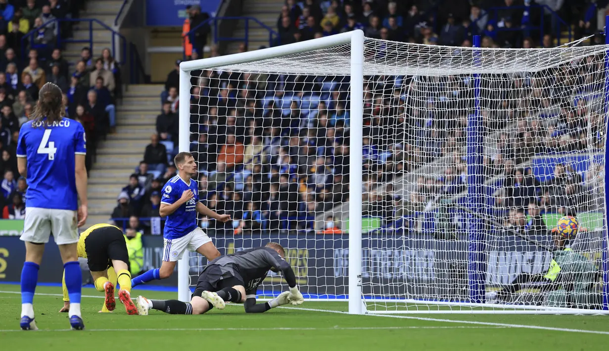 Pemain Chelsea Christian Pulisic (kedua kiri) mencetak gol ke gawang Leicester City pada pertandingan sepak bola Liga Inggris di King Power Stadium, Leicester, Inggris, 20 November 2021. Chelsea menang 3-0. (AP Photo/Leila Coker)
