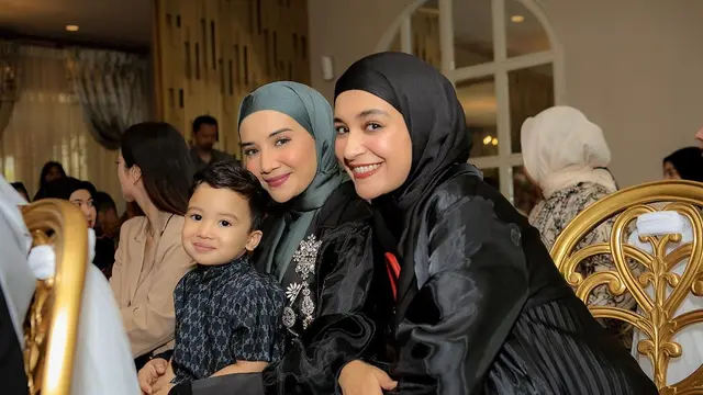 Gaya Kompak Shireen Sungkar dan Zaskia Sungkar Kenakan Busana Kembaran di Pernikahan Sang Adik