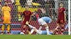 Jose Mourinho menjalani debutnya bersama AS Roma di Derbi della Capitale dengan kekalahan 2-3 dari Lazio dalam pekan ke-6 Liga Italia 2021/2022, Minggu (26/9/2021). Dengan hasil ini, AS Roma tertahan di posisi 4 klasemen sementara dengan raihan 12 poin. (AP/Andrew Medichini)