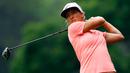 Mel Reid dari Inggris melakukan tee off pada hole ke 10 selama putaran pertama turnamen golf wanita AS Terbuka di Shoal Creek, Ala (1/6). (AP Photo / Butch Dill)