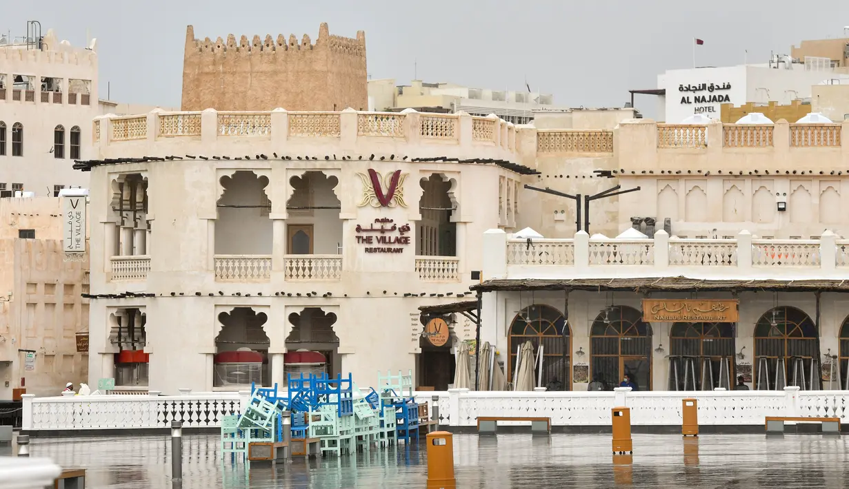 <p>Meja dan kursi ditumpuk di depan restoran di pasar Souq Waqif di tengah pandemi COVID-19 di Doha, ibu kota Qatar, (13/4/2020). (Xinhua/Nikku)</p>