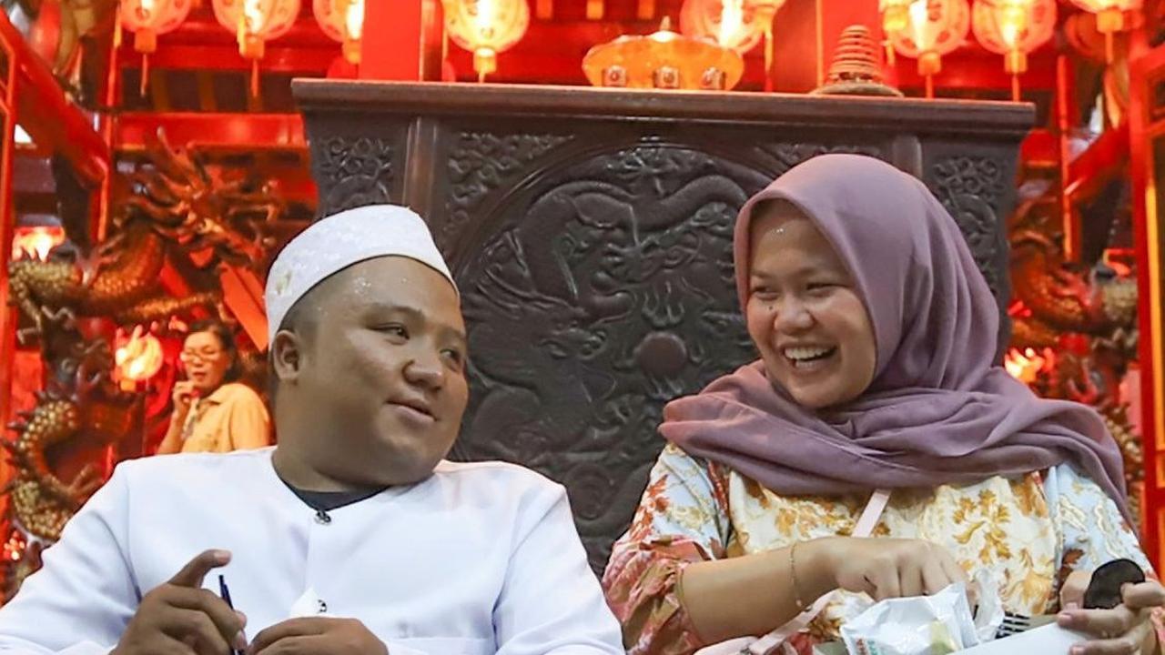 Salah satu pasangan disabilitas saat menikmati hidangan buka puasa bersama di Vihara Dhanagun, Bogor. Foto: merdeka.com / Arie Basuki
