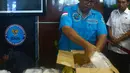 Petugas BNN menunjukkan barang bukti sabu seberat 20 Kg jaringan Malaysia di Kantor BNN, Jakarta, Kamis (26/4). Para tersangka ditangkap di Riau. (Merdeka.com/Imam Buhori)