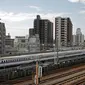 Shinkansen yang juga dikenal dengan kereta peluru melewati stasiun di Hamamatsu pada Kamis (29/9/2019). Jepang menjadi negara pelopor pembuat kereta dengan kecepatan super tinggi ini di dunia. (Photo by Adrian DENNIS / AFP)