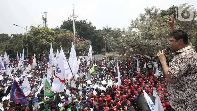 Aksi Puluhan Ribu Buruh Geruduk DPR
