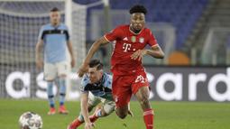 Gelandang Bayern Munich, Kingsley Coman (depan) lolos dari hadangan bek Lazio, Patric dalam laga leg pertama babak 16 besar Liga Champions 2020/21 di Olimpico Stadium, Selasa (23/2/2021). Bayern Munich menang 4-1 atas Lazio. (AP/Gregorio Borgia)