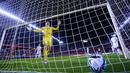 Kiper Norwegia, Orjan Nyland, tampak lesu setelah gawangnya dibobol oleh pemain Spanyol, Joselu, pada laga pembuka Grup A Kualifikasi Euro 2024 di Estadio La Rosaleda, Malaga, Minggu (26/3/2023). Di bawah asuhan De la Fuente, Spanyol menang tiga gol tanpa balas atas Norwegia. (AP Photo/Manu Fernandez)