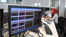 Pergerakan saham terlihat di sebuah monitor, Jakarta, Senin (14/11).Tekanan IHSG tersebut juga didorong saham-saham berkapitalisasi besar yang merosot. (Liputan6.com/Angga Yuniar)