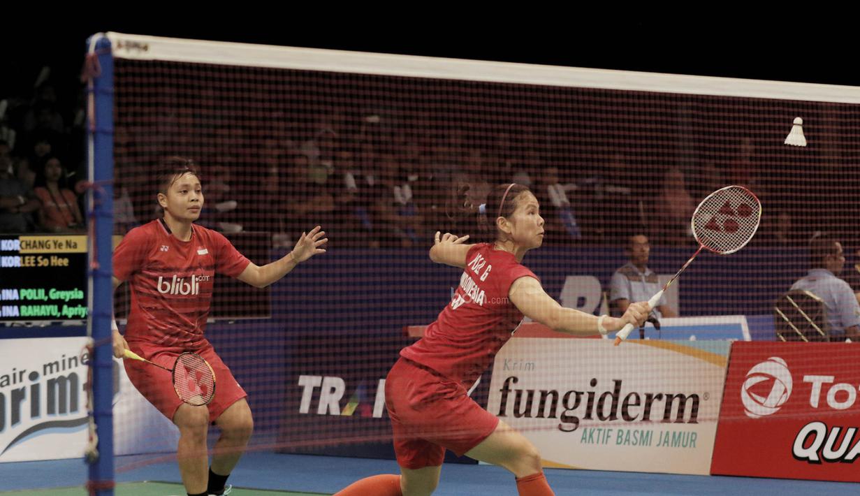 Pasangan Indonesia, Greysia Polii/Apriani Rahayu, kalah dari pasangan pasangan Korea, Lee So-hee/Chang Ye-na pada laga Indonesia Open 2017 di JCC, Kamis, (15/6/2017). Pasangan Indonesia  takluk 18-21, 14-21. (Bola.com/M Iqbal Ichsan)