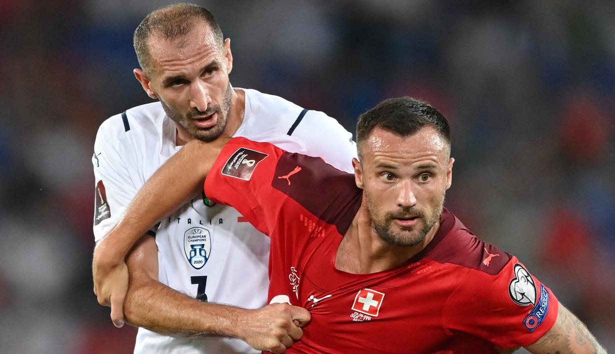 Haris Seferovic. Striker Swiss berusia 30 tahun ini baru saja bergabung dengan Galatasaray pada awal musim 2022/2023 dengan status pinjaman dari Napoli. Bersama Timnas Swiss ia akan menjalani Piala Dunia ketiganya di Qatar nanti setelah sebelumnya ia juga masuk skuad Swiss pada edisi 2014 dan 2018. Dalam dua edisi tersebut Swiss selalu tersingkir di babak 16 besar. (AFP/Fabrice Coffrini)