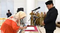 Penjagub Hamka Hendra Noer saat melantik pejabat. Foto: Humas (Arfandi Ibrahim/Liputan6.com)