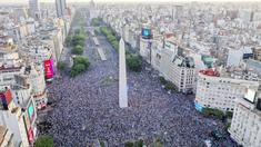 Ribuan suporter Argentina tumpah ruah di pusat kota Buenos Aires usai Lionel Messi cs berhasil menaklukkan Kroasia dan melaju partai final Piala Dunia 2022. (AP Photo/Gustavo Garello)