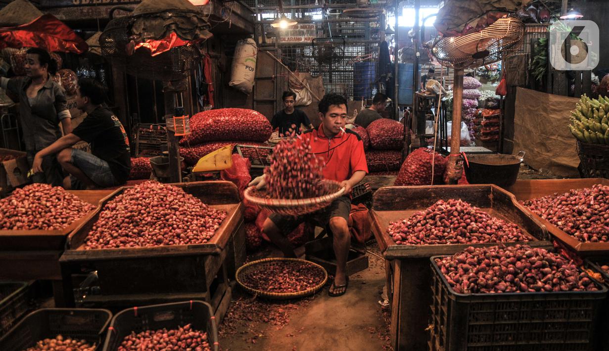 Aktivitas pedagang di Pasar Induk Kramat Jati, Jakarta Timur, Rabu (14/12/2022). Ikatan Pedagang Pasar Indonesia (Ikappi) mencatat sejumlah komoditas pangan terus mengalami kenaikan menjelang Natal dan Tahun Baru (Nataru). (merdeka.com/Iqbal S. Nugroho)