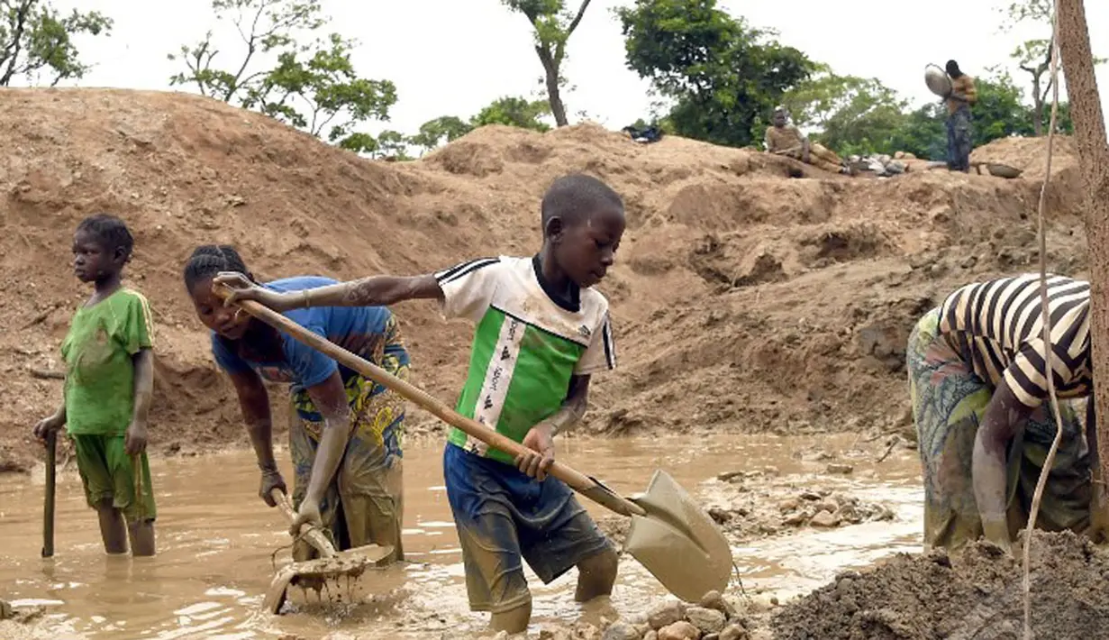 Para bocah ini tidak bersekolah. Mereka lebih memilih menjadi pekerja tambang karena tuntutan ekonomi, Afrika Tengah (AFP PHOTO / ISSOUF SANOGO)
